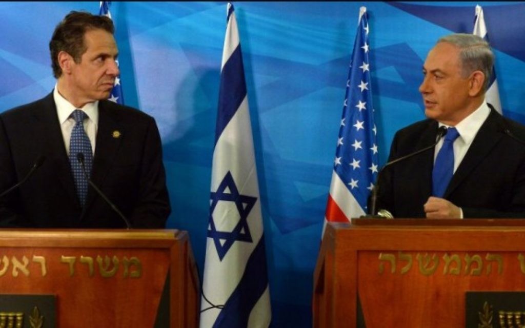 Le Premier ministre Benjamin Netanyahu (à droite) pendant une conférence de presse avec le gouverneur de New York Andrew Mark Cuomo, au bureau du Premier ministre à Jérusalem, le 13 août 2014. (Crédit : Haim Zach / GPO / Flash90)