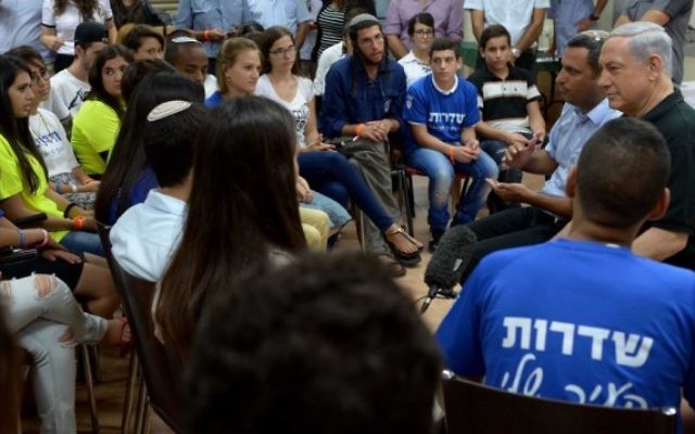 Le Premier ministre Benjamin Netanyahu rencontre des jeunes Israéliens de Sderot, le 18 août, 2014 (Crédit : Amos Ben Gershom / GPO / FLASH90) Le Premier ministre Benjamin Netanyahu rencontre des jeunes Israéliens de Sderot, le 18 août, 2014 (Crédit : Amos Ben Gershom / GPO / FLASH90)
