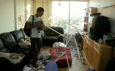 Un immeuble endommagé par l'explosion d'une roquette, tirée depuis la bande de Gaza, qui a frappé une maison voisine à Ashkelon, dans le sud d'Israël, tôt le matin du 26 août 2014. (Crédit : Edi Israël / Flash90)