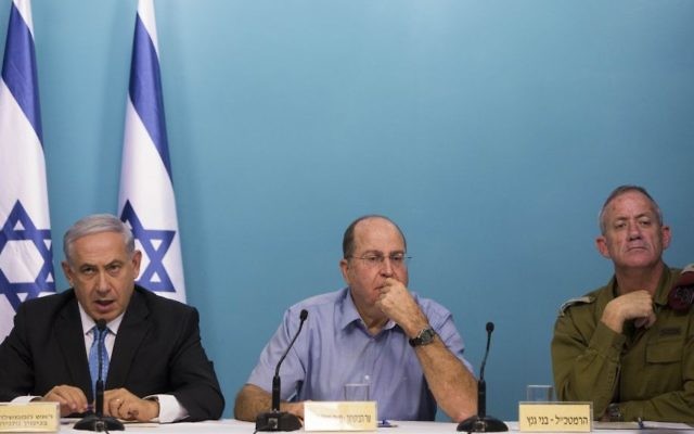 Benjamin Netanyahu, Premier ministre, Moshe Yaalon, alors ministre de la Défense, et Benny Gantz, alors chef d'Etat-major Benny Gantz, à Jérusalem, le 27 août 2014. (Crédit : Yonatan Sindel/Flash90) Benjamin Netanyahu, Premier ministre, Moshe Yaalon, alors ministre de la Défense, et Benny Gantz, alors chef d'Etat-major Benny Gantz, à Jérusalem, le 27 août 2014. (Crédit : Yonatan Sindel/Flash90)