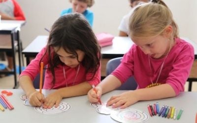 Elèves rentrant à l'école élémentaire Orot Etzion dans le Goush Etzion (Crédit : Gershon Elinson/Flash90)