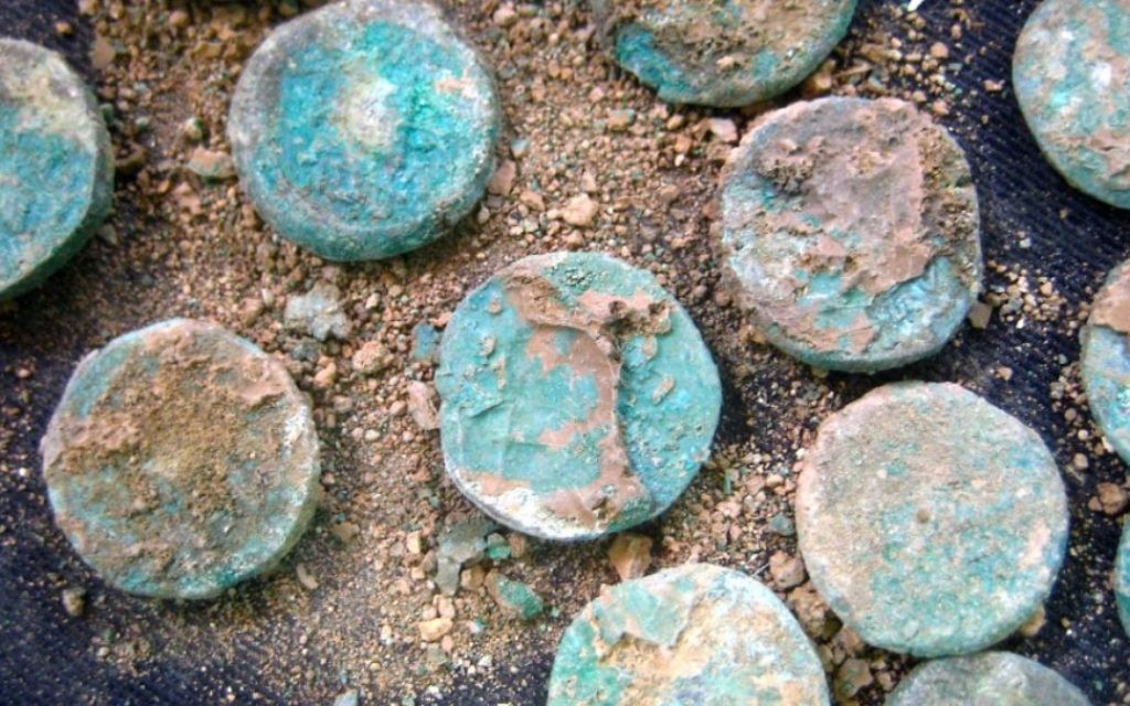 Une sélection de pièces de monnaie juives remontant à la Révolte trouvés sur un site d'époque romaine en dehors de Jérusalem. (Crédit : Ilan Ben Zion / Times of Israel staff)