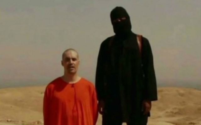 Le journaliste américain James Foley, à genoux en orange, dans une vidéo diffusée par l'État islamique, qui, apparemment, a été décapité par son ravisseur, le 19 août, 2014 (Crédit : capture d'écran: YouTube / Nouvelles du Monde) Le journaliste américain James Foley, à genoux en orange, dans une vidéo diffusée par l'État islamique, qui, apparemment, a été décapité par son ravisseur, le 19 août, 2014 (Crédit : capture d'écran: YouTube / Nouvelles du Monde)