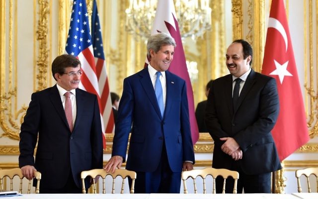 John Kerry avec le ministre des Affaires étrangères turques, Ahmet Davutoglu, à gauche, et le ministre des Affaires étrangères qatari, Khalid al-Attiyah à Paris le 26 juilliet 2014 (Crédit : Département d'Etat américain) John Kerry avec le ministre des Affaires étrangères turques, Ahmet Davutoglu, à gauche, et le ministre des Affaires étrangères qatari, Khalid al-Attiyah à Paris le 26 juilliet 2014 (Crédit : Département d'Etat américain)