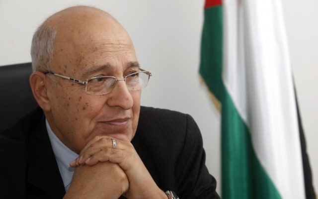 Nabil Shaath, commissaire en charge des relations extérieures du Fatah, dans son bureau de Ramallah, en Cisjordanie, le 18 janvier 2012. (Crédit : Miriam Alster/Flash90)