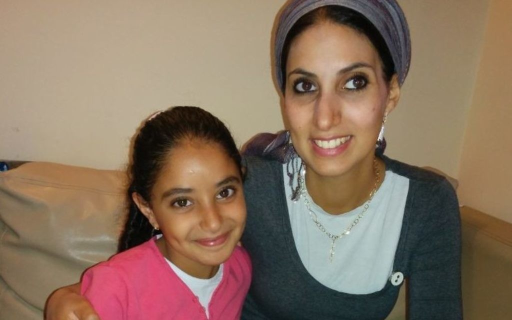 Avital Afgin et sa fille, Tair, ont passé trois mois à l'hôpital après avoir été touchées par une roquette dans leur ville natale de Sderot (Crédit : autorisation : OneFamily)