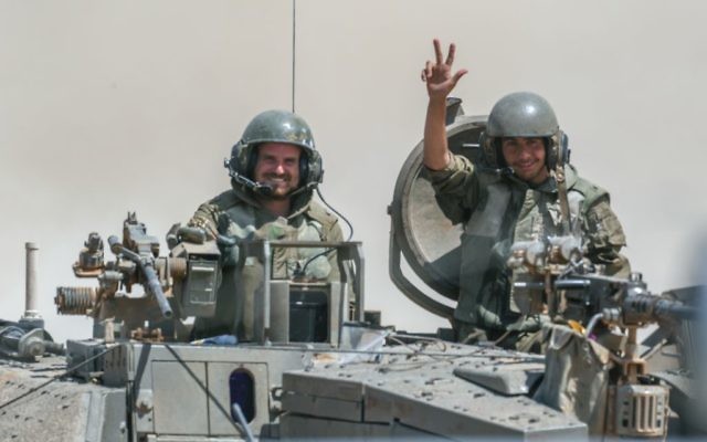 Un tank Merkava israélien se retire de la bande de Gaza près de la frontière avec Israël, 3 août 2014 (Crédit : Flash90)