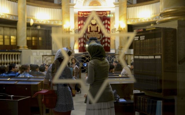 Visite de la synagogue de Vienne, la seule qui n'a pas été détruite pendant la guerre (Crédit : Daniel Shaked) Visite de la synagogue de Vienne, la seule qui n'a pas été détruite pendant la guerre (Crédit : Daniel Shaked)