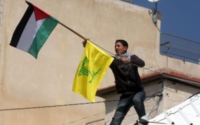 Un drapeau du Hezbollah est accroché à l'extérieur de la maison du terroriste palestinien responsable du meurtre de huit étudiants de la yeshiva Mercaz Harav à Jérusalem le 6 Mars 2008 (Crédit : Flash90).