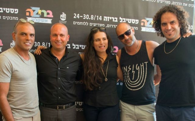 Le maire d'Ashkelon Itamar Shimoni (deuxième à gauche) et les artistes qui seront sur scène au Festival de Briza de la ville au cours de la dernière semaine d'août (Crédit : Sigal Eiland) Le maire d'Ashkelon Itamar Shimoni (deuxième à gauche) et les artistes qui seront sur scène au Festival de Briza de la ville au cours de la dernière semaine d'août (Crédit : Sigal Eiland)