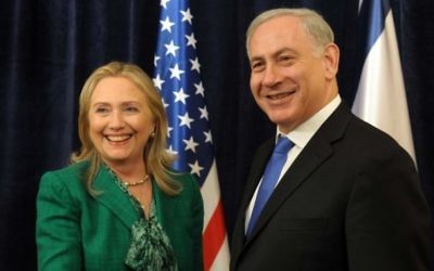 Hillary Clinton, alors secrétaire d'Etat, et le Premier ministre Benjamin Netanyahu lors de la 67e Assemblée générale des Nations unies à New York, le 27 septembre 2012. (Crédit : Avi Ohayon/GPO/Flash90)