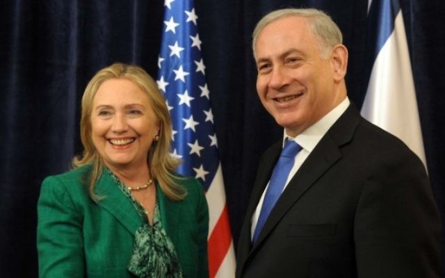 Hillary Clinton, alors secrétaire d'Etat, et le Premier ministre Benjamin Netanyahu lors de la 67e Assemblée générale des Nations unies à New York, le 27 septembre 2012. (Crédit : Avi Ohayon/GPO/Flash90)
