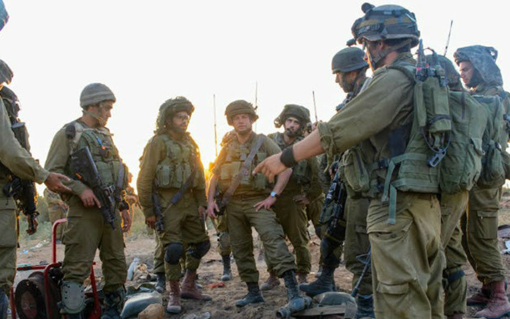 Des fantassins de la brigade Givati de Tsahal autour d'un tunnel dans la bande de Gaza, le 24 juillet 2014. Crédit : Tsahal/Flickr)
