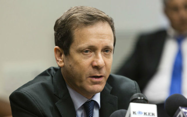 Isaac Herzog, député de l'Union sioniste et chef de l'opposition, le 28 juillet 2014. (Crédit : Flash90) Isaac Herzog, député de l'Union sioniste et chef de l'opposition, le 28 juillet 2014. (Crédit : Flash90)