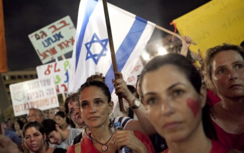 Des Israéliens se rassemblent lors d'une manifestation appelant le gouvernement et l'armée pour mettre fin aux tirs de roquettes palestiniens de Gaza une fois pour toutes, à Tel Aviv le 14 août, 2014 (Crédit : Flash 90)
