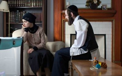 Luzer Twersky, à droite, joue un personnage hassidique dans le prochain film Felix et Meira (Julie Landreville / JTA)