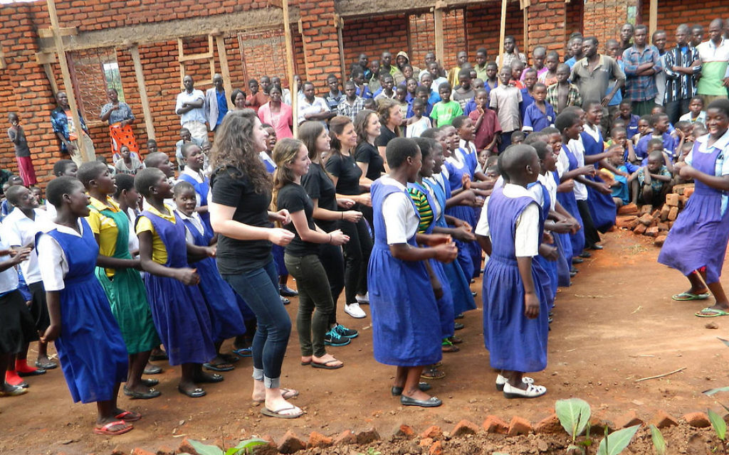 Les membres de l'équipe Innovation Africa dansent avec les élèves de l'école primaire N'gozi, Malawi avant que les lumières sont allumées pour la première fois dans leurs salles de classe. (Autorisation)