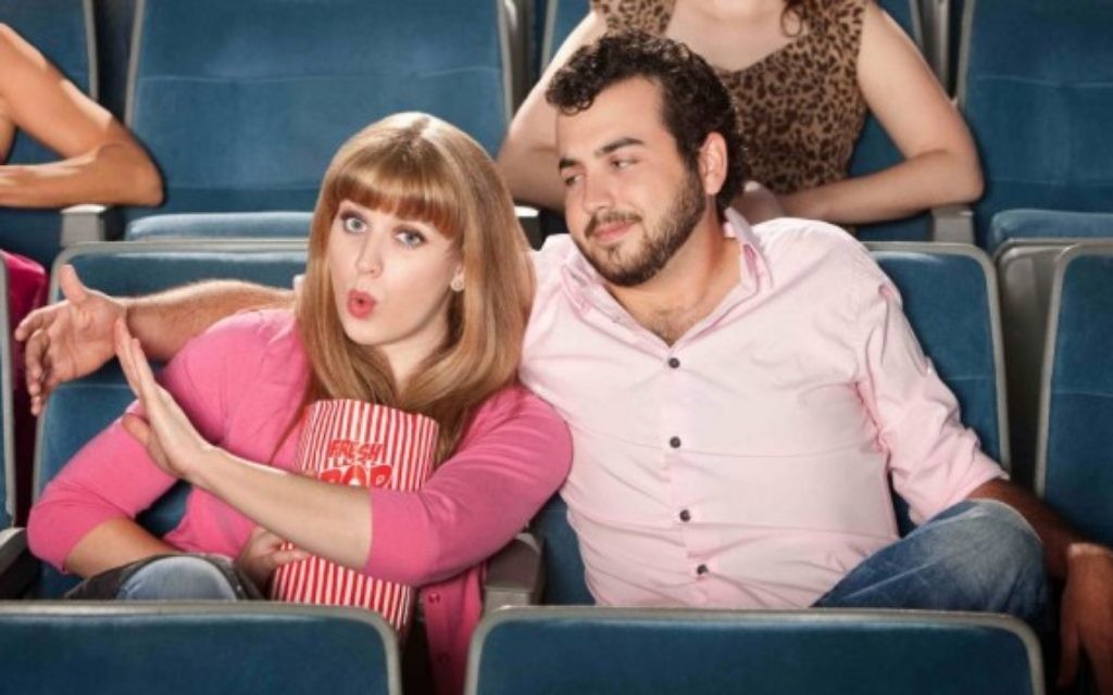 Illustration d'un couple à un rendez-vous amoureux (Crédit : via Shutterstock - http://http//www.shutterstock.com/pic-101281786/stock-photo-young-woman-annoyed-with-boyfriend-in-theater.html?src=UJLdUBb6WWELLz5-GR0zsA-1-5)