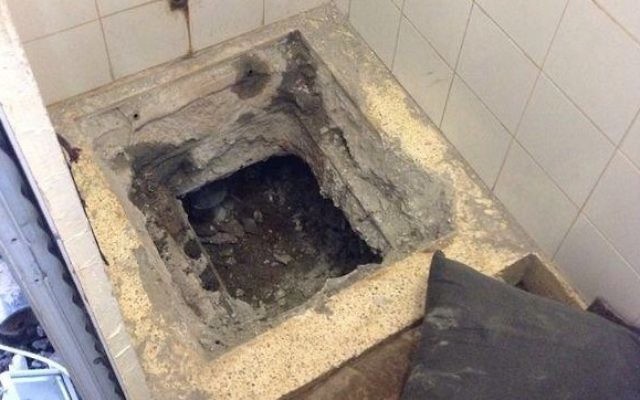 Un tunnel creusé dans la salle de bains d'une cellule occupée par huit membres du Jihad islamique dans la prison de Gilboa au nord d'Israël 3 août 2014 (Crédit : service pénitentiaire israélien)
