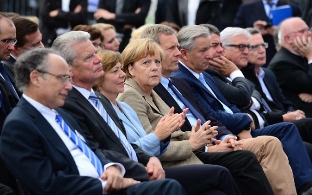 (G à D) Le président du Conseil central des juifs d'Allemagne, Dieter Graumann, le président allemand, Joachim Gauck, la chancelière allemande Angela Merkel, l'ancien président allemand Christian Wulff, le maire de Berlin Klaus Wowereit, le vice-chancelier allemand, Sigmar Gabriel, ministre allemand des Affaires étrangères Frank-Walter ministre de l'Intérieur Steinmeier et allemand Thomas de Maizière participent à un rassemblement contre l'antisémitisme intitulé « Debout contre la haine du Juif - Plus jamais !" à Berlin, le 14 septembre 2014 (Crédit : AFP PHOTO / JOHN MACDOUGALL) (G à D) Le président du Conseil central des juifs d'Allemagne, Dieter Graumann, le président allemand, Joachim Gauck, la chancelière allemande Angela Merkel, l'ancien président allemand Christian Wulff, le maire de Berlin Klaus Wowereit, le vice-chancelier allemand, Sigmar Gabriel, ministre allemand des Affaires étrangères Frank-Walter ministre de l'Intérieur Steinmeier et allemand Thomas de Maizière participent à un rassemblement contre l'antisémitisme intitulé « Debout contre la haine du Juif - Plus jamais !" à Berlin, le 14 septembre 2014 (Crédit : AFP PHOTO / JOHN MACDOUGALL)