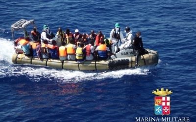 Illustration : Des migrants dans un bateau pendant une opération de sauvetage au large des côtes de la Sicile, le 14 septembre 2014. Illustration. (Crédit : Marine militaire italienne/AFP)