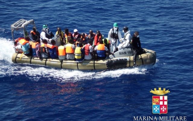 Illustration : Des migrants dans un bateau pendant une opération de sauvetage au large des côtes de la Sicile, le 14 septembre 2014. Illustration. (Crédit : Marine militaire italienne/AFP)