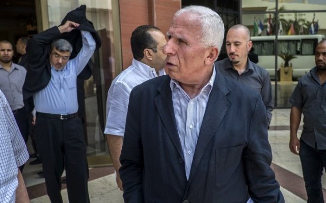 Le chef de la délégation du Fatah, Azzam al-Ahmed, au centre, et d'autres membres du Fatah devant l'hôtel où les négociations ont lieu au Caire, le 12 août 2014 (Crédit : AFP/KHALED DESOUKI)