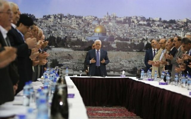 Le président de l'AP Mahmoud Abbas et son gouvernement au cours d'un meeting à Ramallah, le 11 septembre 2014 (Crédit : AFP/ ABBAS MOMANI) Le président de l'AP Mahmoud Abbas et son gouvernement au cours d'un meeting à Ramallah, le 11 septembre 2014 (Crédit : AFP/ ABBAS MOMANI)