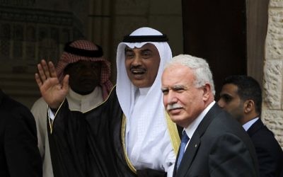Le ministre koweïtien des Affaires étrangères Cheikh Sabah Khalid Al-Hamad Al-Sabah (C), accueilli par son homologue palestinien Riyad al-Maliki (D) avant une réunion avec le président Mahmoud Abbas le 14 septembre 2014 à Ramallah. (Crédit : AFP PHOTO / ABBAS MOMANI)