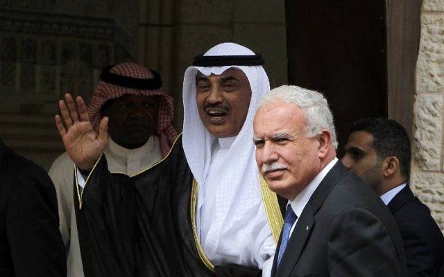 Le ministre koweïtien des Affaires étrangères Cheikh Sabah Khalid Al-Hamad Al-Sabah (C), accueilli par son homologue palestinien Riyad al-Maliki (D) avant une réunion avec le président Mahmoud Abbas le 14 septembre 2014 à Ramallah. (Crédit : AFP PHOTO / ABBAS MOMANI)