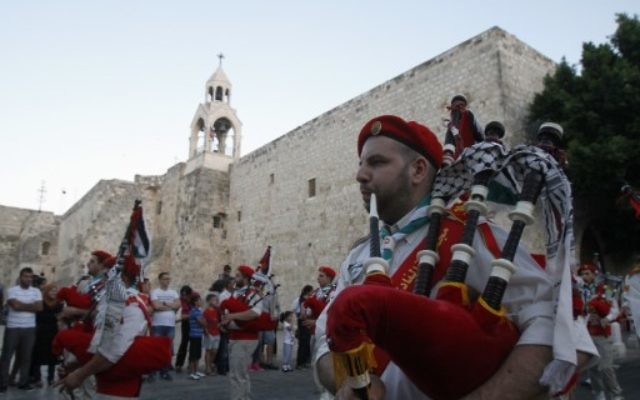 Des scouts palestiniens jouent de la cornemuse lors des fêtes en face de l'église de la Nativité, le lieu de naissance traditionnel de Jésus-Christ, dans la Bible ville de Bethléem en Cisjordanie - le 7 Juillet 2012 (Crédit : AFP PHOTO/ MUSA AL-SHAER) Des scouts palestiniens jouent de la cornemuse lors des fêtes en face de l'église de la Nativité, le lieu de naissance traditionnel de Jésus-Christ, dans la Bible ville de Bethléem en Cisjordanie - le 7 Juillet 2012 (Crédit : AFP PHOTO/ MUSA AL-SHAER)