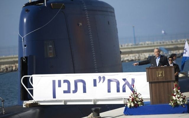 Benjamin Netanyahu et le nouveau sous-marin INS Tanin en arrière-plan lors d'une conférence de presse à Haifa - 23 septembre 2014 (Crédit : AFP PHOTO/POOL/AMIR COHEN) Benjamin Netanyahu et le nouveau sous-marin INS Tanin en arrière-plan lors d'une conférence de presse à Haifa - 23 septembre 2014 (Crédit : AFP PHOTO/POOL/AMIR COHEN)