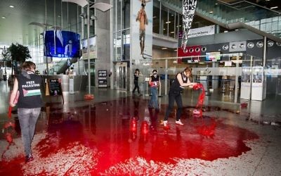 Belgique : Des féministes déversent du faux sang dans un aéroport pour protester contre le "transport d’armes vers Israël" - 26 ao^t 2014 (Crédit : AFP / BELGA / NICOLAS LAMBERT)