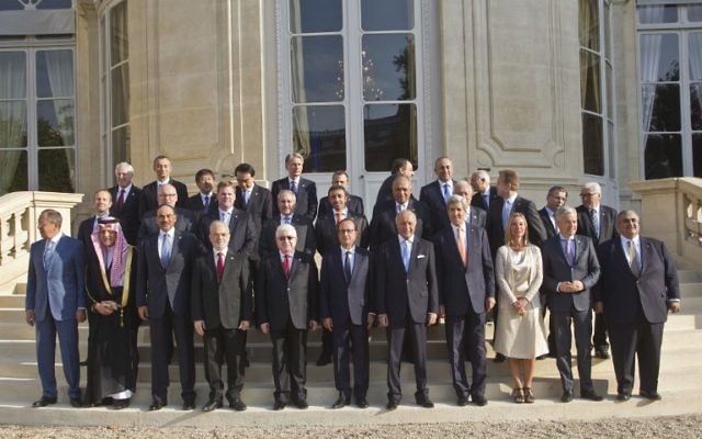(De gauche, en haut) le représentant de l'Union européenne Pierre Vimont, envoyé spécial des Nations Unies en Iraq Nickolay Mladenov, ambassadeur du Japon en Irak Kazuya Nashida, ministre chinois des Affaires étrangères Li Baodong, ministre britannique des Affaires étrangères Philip Hammond, ministre libanais des Affaires étrangères Gebran Bassil, ministre des Affaires étrangères du Qatar, Khaled al-Attiyah, ministre des Affaires étrangères turc Melvut Cavusoglu, chef de la Ligue arabe Nabil al-Arabi, (De gauche, Moyen) ministre danois des Affaires étrangères Martin Liddegaard, ministre néerlandais des Affaires étrangères Frans Timmermans, ministre canadien des Affaires étrangères John Baird, ministre jordanien des Affaires étrangères Nasser Judeh, ministre des Affaires étrangères des Emirats arabes unis Cheikh Abdullah bin Zayed Al Nahyan, ministre égyptien des Affaires étrangères Sameh Shoukry, ministre espagnol des Affaires étrangères Jose Manuel Garcia-Margallo, Borge Brende norvégien des Affaires étrangères, le ministre tchèque des Affaires étrangères Lubormir Zaoralek, le ministre allemand des Affaires étrangères Frank-Walter Steinmeier, (de gauche, de face ) Le ministre russe des Affaires étrangères Sergueï Lavrov, ministre des Affaires étrangères saoudien, le prince Saoud al-Fayçal, ministre koweïtien des Affaires étrangères Cheikh Sabah Khaled al-Sabah, ministre des Affaires étrangères irakien Ibrahim al-Jaafari, le président irakien Fuad Masum, le président français François Hollande, le ministre français des Affaires étrangères Laurent Fabius , le Secrétaire d'Etat américaine John Kerry, la ministre italien des Affaires étrangères Federica Mogherini, ministre belge des Affaires étrangères Jean-Arthur Regibeau, ministre des Affaires étrangères Khalid bin Ahmed Al-Khalifa de Bahreïn posent pour une photo de groupe à la Conférence internationale sur la paix et la sécurité en Irak, le 15 septembre, 2014 au ministère des Affaires étrangères français à Paris le 15 Septembre, 2014 (Crédit : AFP PHOTO / POOL / MICHEL EULER)