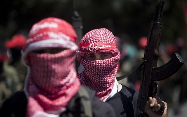 Hommes armés palestiniens masqués du Front populaire de libération de la Palestine (FPLP), pendant un rassemblement pour célébrer une semaine de cessez-le-feu entre Israël et le Hamas, à Gaza, le 2 septembre 2014. (Crédit : AFP/Mahmud Hams) Hommes armés palestiniens masqués du Front populaire de libération de la Palestine (FPLP), pendant un rassemblement pour célébrer une semaine de cessez-le-feu entre Israël et le Hamas, à Gaza, le 2 septembre 2014. (Crédit : AFP/Mahmud Hams)