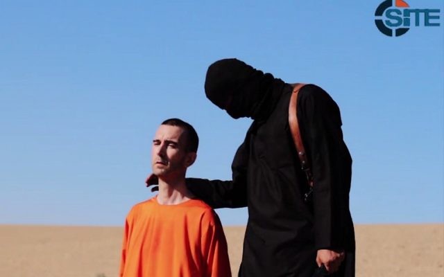 David Haines et son bourreau - il s'agit de la troisième exécution par décapitation, par l'EI, d'un otage occidental en un mois (Crédit : capture d'écran SITE)