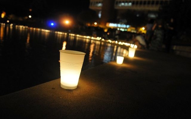 Des bougies allumées à la mémoire du journaliste Steve Sotloff, en Floride, le 3 septembre 2014. (Crédit : Gerardo Mora/Getty Images/AFP)