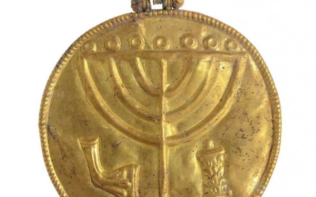 Médaillon en or montrant une ménorah de l'époque byzantine, retrouvé près du mur sud du mont du Temple, à Jérusalem. (Crédit :  Ouria Tadmor/Université hébraïque)