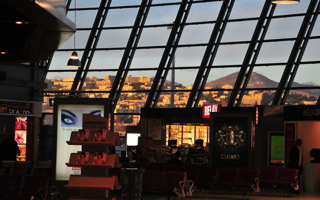 Intérieur du terminal de l'aéroport de Nice (Crédit : m-louis/Wikimedia communs/CC BY SA 2.0)
