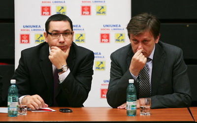 Victor Ponta (g) et Crin Antonescu (Crédit : ANTI.USL/Wikimedia commons/CC BY 2.0)