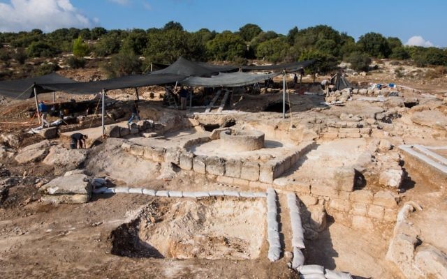 Les vestiges de ce que les archéologues croient être un monastère byzantin trouvé près de Beit Shemesh. (Crédit : Assaf Peretz, avec la permission de l'Autorité des Antiquités d'Israël)