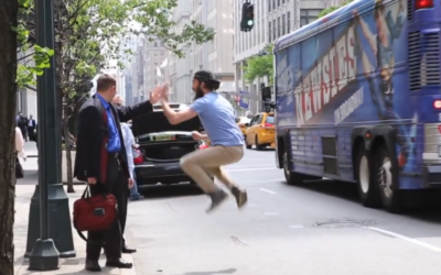 Capture d’écran de la vidéo High-Five (Crédit : YouTube)