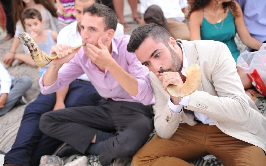 Deux jeunes sonneurs de shofar le font par surprise lors d'un mariage près de Kfar Adoumim. Photo illustrative (Crédit : Aurèle Medioni / Times of Israel) Deux jeunes sonneurs de shofar le font par surprise lors d'un mariage près de Kfar Adoumim. Photo illustrative (Crédit : Aurèle Medioni / Times of Israel)