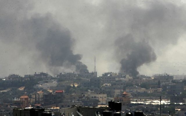 De la fumée s'élève suite à des frappes qui seraient israéliennes, selon les témoins, à Rafah le 1er août 2014 (Crédit photo: Abed Rahim Khatib/Flash90) De la fumée s'élève suite à des frappes qui seraient israéliennes, selon les témoins, à Rafah le 1er août 2014 (Crédit photo: Abed Rahim Khatib/Flash90)