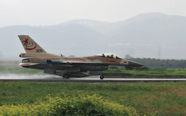 Un F-16 qui atterrit à la base de Ramat David (Crédit : Flash 90) Un F-16 qui atterrit à la base de Ramat David (Crédit : Flash 90)