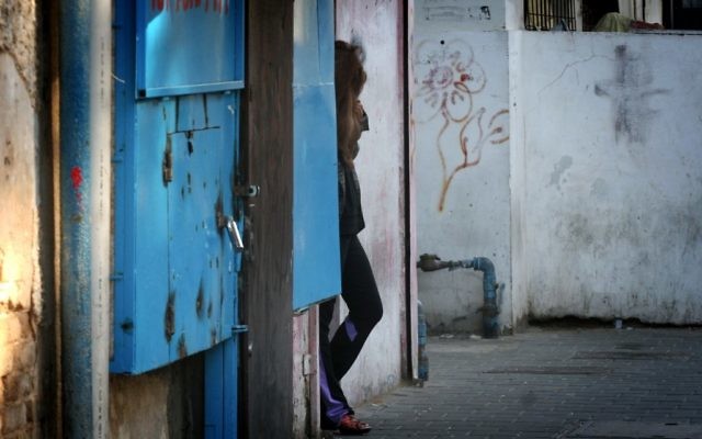 Une prostituée dans le sud de Tel Aviv, en janvier 2013. Illustration. (Crédit : Flash90) Une prostituée dans le sud de Tel Aviv, en janvier 2013. Illustration. (Crédit : Flash90)