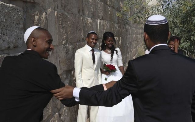 Un mariage juif éthiopien dans la Vieille Ville de Jérusalem. Illustration. (Crédit : Nati Shohat/Flash90) Un mariage juif éthiopien dans la Vieille Ville de Jérusalem. Illustration. (Crédit : Nati Shohat/Flash90)