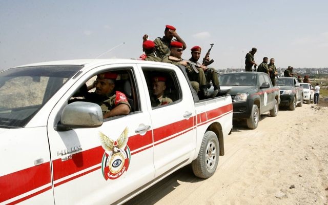 Des forces de sécurité palestiniennes inspectent le siège de sécurité détruit lors des combats entre le Hamas et Israël sur la frontière entre l'Egypte et la bande de Gaza à Rafah, au sud de Gaza - 31 août, 2014 (Crédit : Abed Rahim Khatib / Flash90)