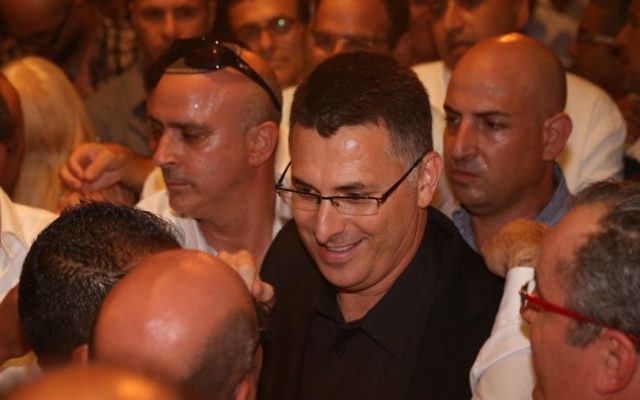 Le ministre de l'Intérieur Gideon Saar tenant une conférence de presse pour annoncer son départ du cabinet et de la Knesset afin de marquer une pause dans sa carrière politique, le 17 septembre 2014. (Crédit : Flash90)