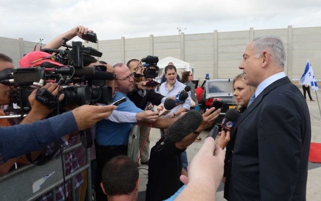 Benjamin et Sara Netanyahu sur le tarmac de l'aéroport Ben Gurion - 28 septembre 2014 (Crédit : Avi Ohayon/GPO)